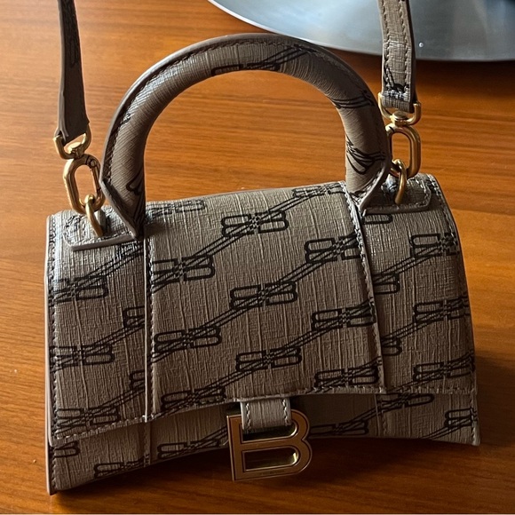 BALENCIAGA
Coated Canvas BB Monogram Small
Hourglass Top Handle Bag Beige
Brown - Picture 3 of 6